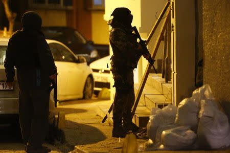 Members of police special forces take part in an operation near the police headquaters after an attack in Istanbul, Turkey, January 20, 2017. REUTERS/Osman Orsal