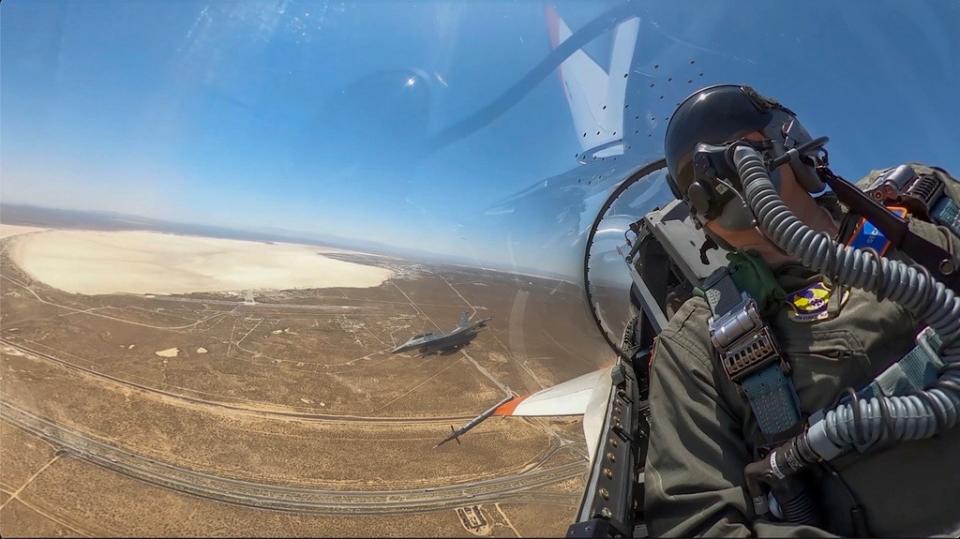 美國空軍部長肯達爾（Frank Kendall）近日參與一架由AI控制的F-16戰機試飛。美聯社