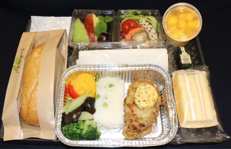 ▲華航即日起於 3 小時以上、往返台北的航班提供「防疫熱餐」。（圖／華航）