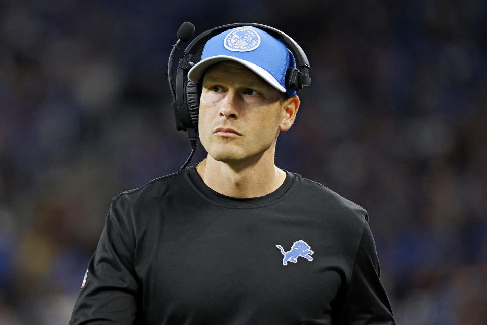 Ben Johnson, coordinador ofensivo de los Detroit Lions, observa durante un partido contra los Atlanta Falcons en el Ford Field el 24 de septiembre de 2023 en Detroit, Michigan.  (Foto de Mike Mulholland/Getty Images)