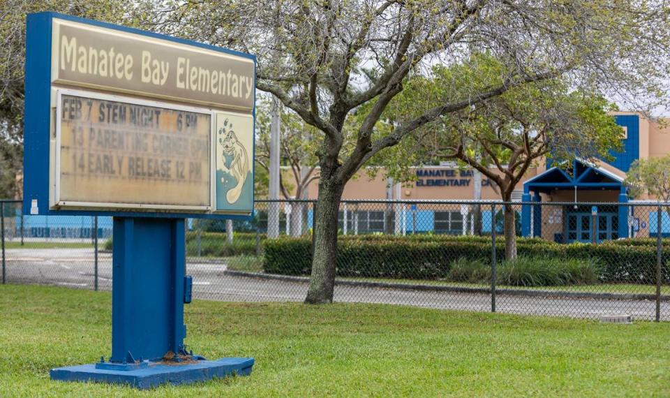 Vista exterior de la Primaria Manatee Bay el lunes 19 de febrero de 2024, en Weston, Florida. El Departamento de Salud de la Florida está investigando un brote de sarampión en la escuela.