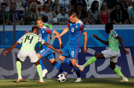 Soccer Football - World Cup - Group D - Nigeria vs Iceland - Volgograd Arena, Volgograd, Russia - June 22, 2018 Iceland's Gylfi Sigurdsson and Rurik Gislason in action with Nigeria's Kelechi Iheanacho REUTERS/Toru Hanai