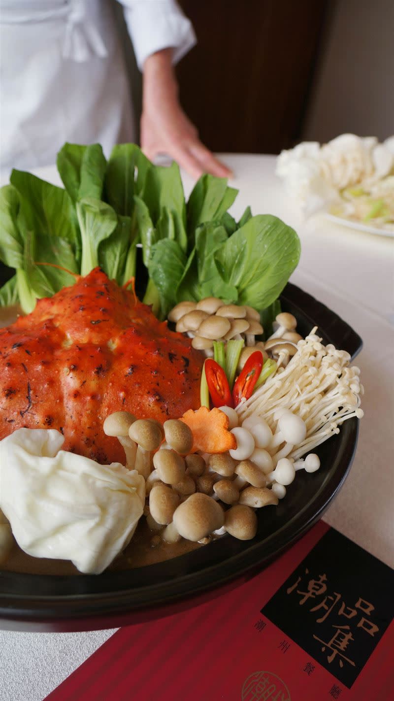 氣溫驟降，凡預訂餐廳「頂級帝王宴 活蟹3吃」，可再享潮汕經典火窩湯頭三擇一。（圖／餐廳業者提供）