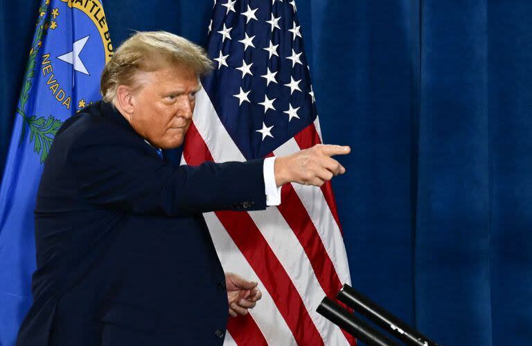 El ex presidente de Estados Unidos y aspirante a la presidencia de 2024, Donald Trump, señala después de hablar en un mitin de Compromiso con el Caucus en Las Vegas, Nevada, el 27 de enero de 2024. (Foto de Patrick T. Fallon / AFP)