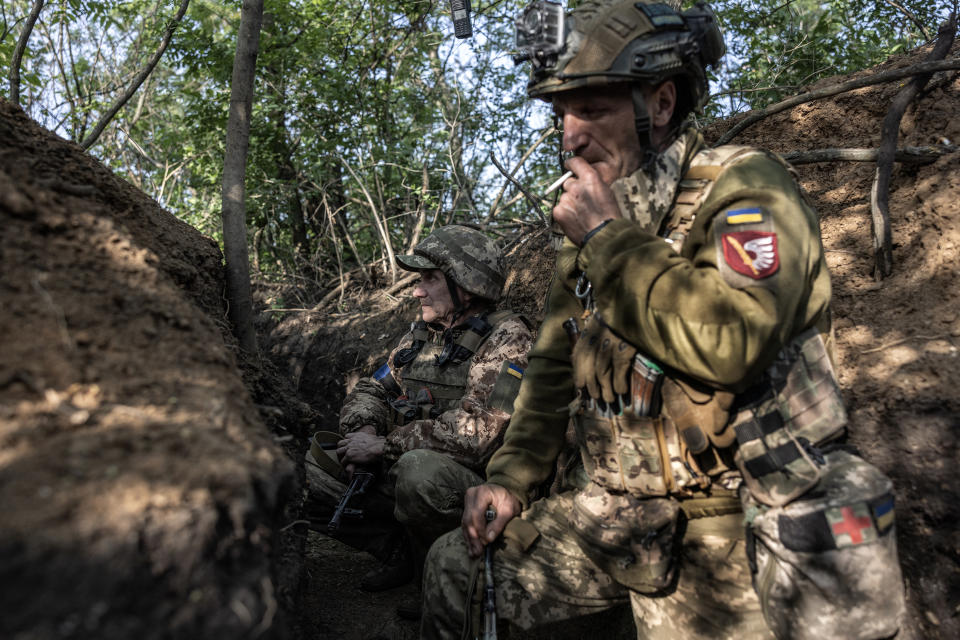 Casquillos de bala usados en una posición de trincheras ucranianas cerca de Márinka, en la región oriental ucraniana de Donetsk, el 20 de mayo de 2023. (Finbarr O