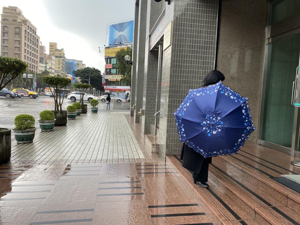 中央氣象局表示，今天清晨前中部以北會有局部較大雨勢，而東半部到下半天降雨也會轉趨明顯。   圖：閻芝霖/攝