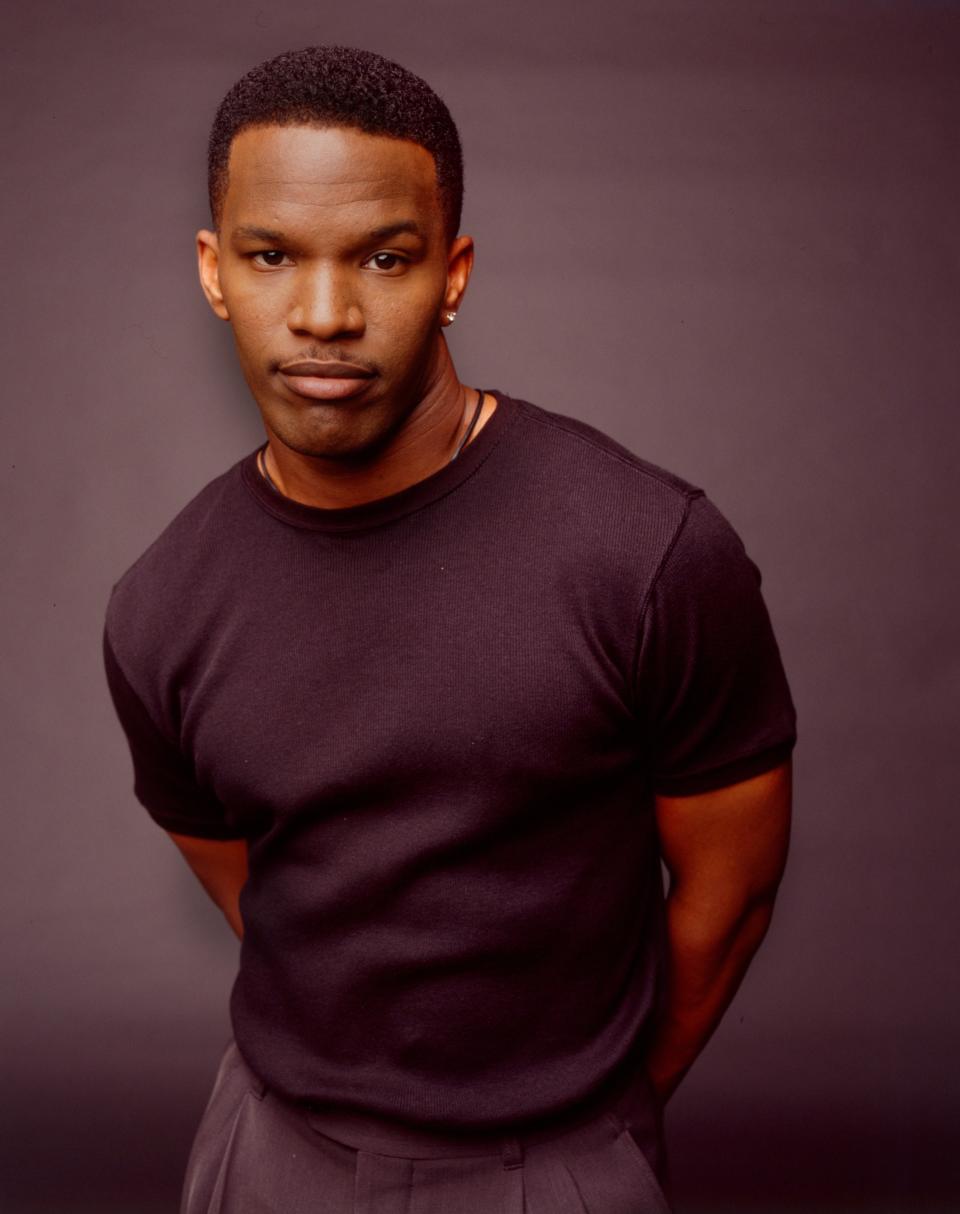 Foxx posing for a portrait for "The Jamie Foxx Show" in a short-sleeved sweatshirt