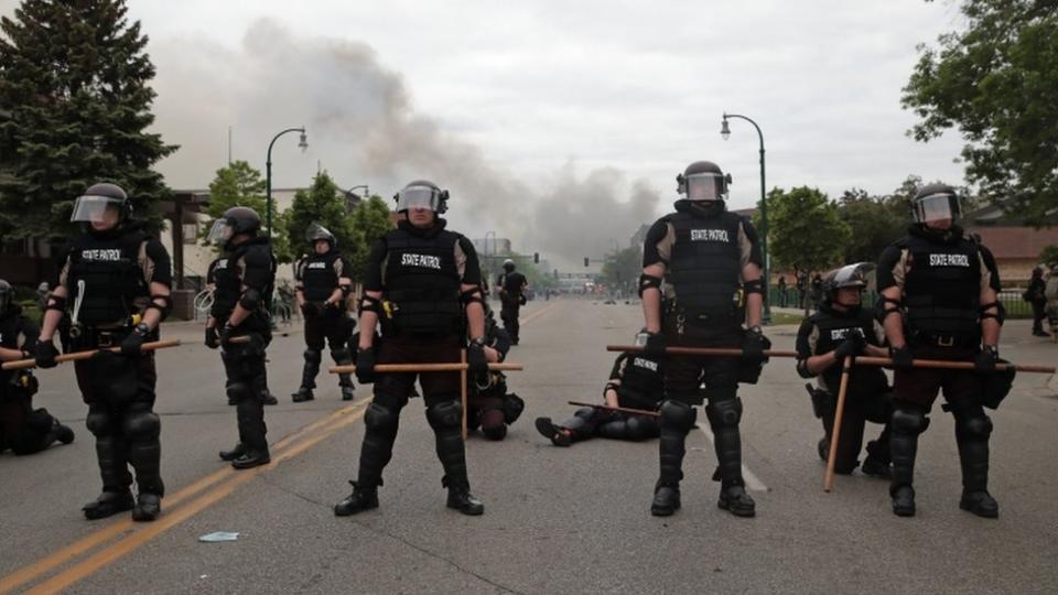 La policía seguía este viernes custodiando las calles en Minneapolis.