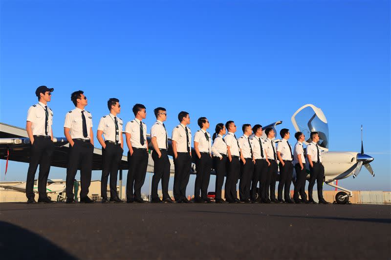 長榮航空飛行學院位於美國加州沙加緬度Mather機場，空域廣闊適合初學者學習飛行，長榮航空飛行學院2021年度自費學員開始招生，即日起開始接受網路報名，預計共招收18位學員，提供民眾學習飛行的圓夢管道。（圖／長榮提供）