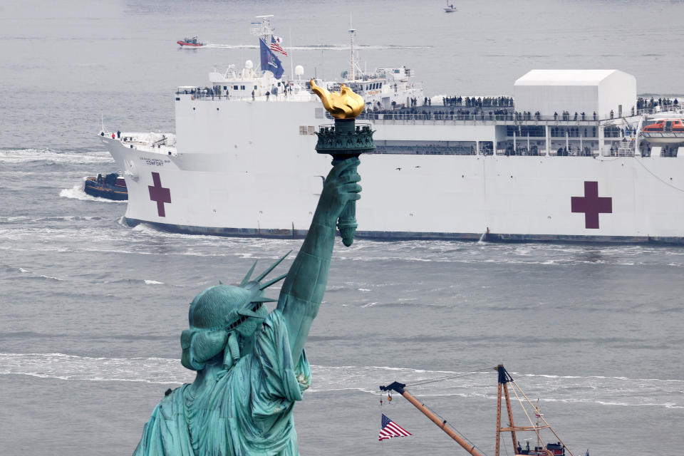 Die "USNS Comfort" bei ihrer Ankunft in New York (Bild: Reuters/Mike Segar)