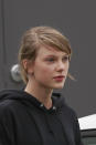 <p>Hauptsache etwas Lippenstift - selbst bei einer ungeschminkten Augenpartie kann Taylor Swift nicht auf ihr den roten Lippenstift, ihr liebstes Make-up- und Beauty-Utensil, verzichten. Swift war gemeinsam mit BFF Selena Gomez… (Bild: Bruja/Splash News)<br></p>
