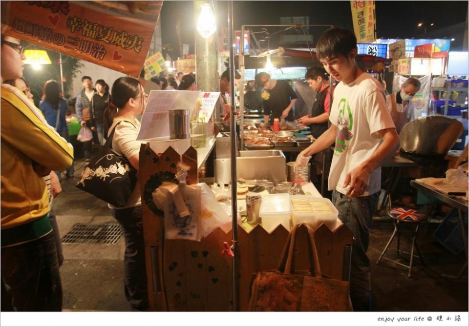 [台中夜市美食] 『媛仔の店吐司專賣』東山夜市創意美食好好吃！爆漿吐司從吐司到熱騰騰的內餡都好過癮