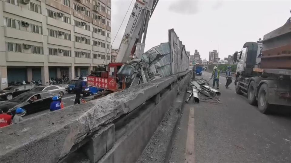 疑似鋼索斷裂　聯結車上30噸重鋼梁甩出釀巨響