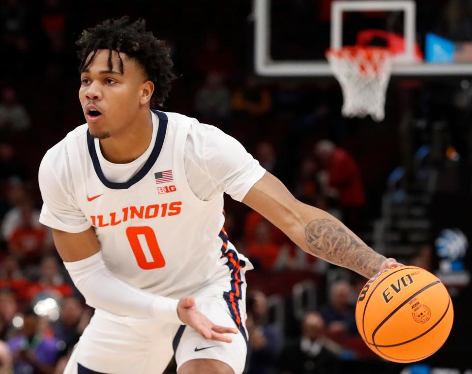 Illinois Fighting Illini guard Terrence Shannon Jr. (0) passes the ball during the Big Ten Men’s Basketball Tournament game against the Penn State Nittany Lions, Thursday, March 9, 2023, at United Center in Chicago. Penn State Nittany Lions won 79-76.