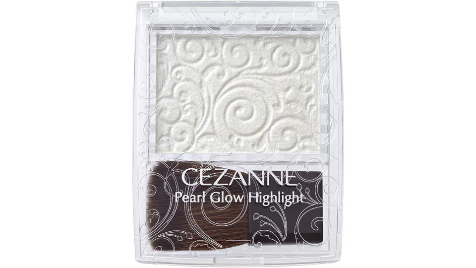 Cezanne Pearl Glow Highlight, 03 Aurora Mint. (Photo: Amazon SG)