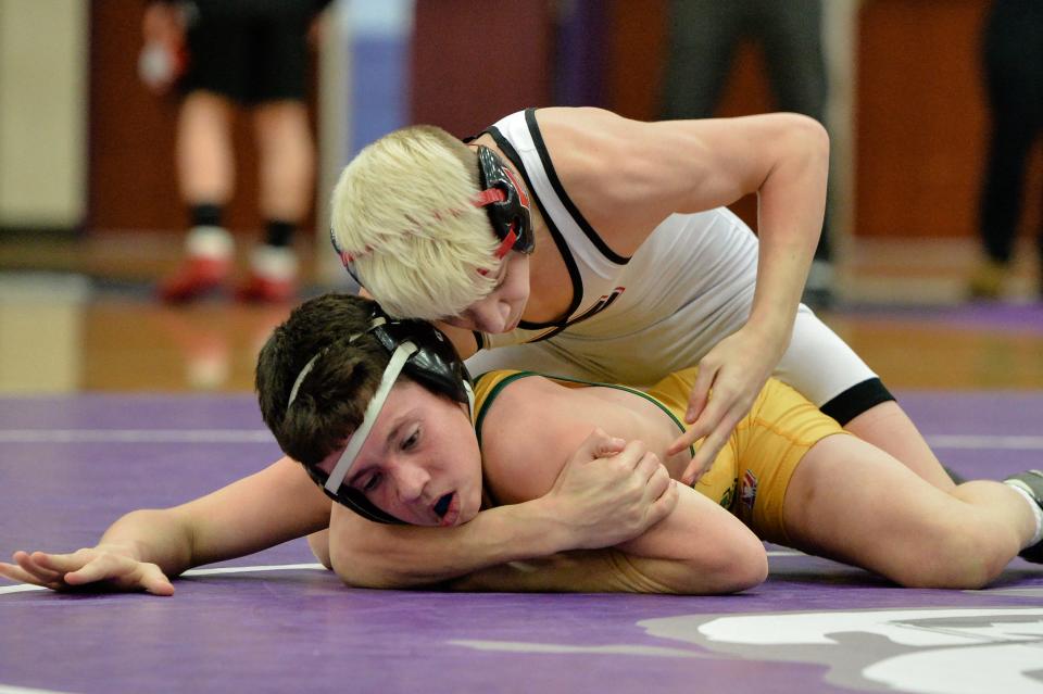 Edgewood freshman Cash Turner defeats Floyd Central’s Lou Knable to earn first place at 106 pounds at the regionals at Bloomington South on Feb. 8. Turner will compete in the state finals tonight in Indianapolis. (Rebecca Tabor / Herald-Times)