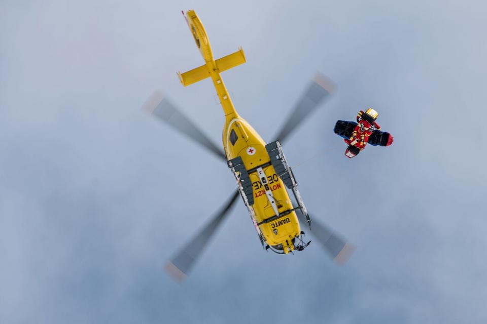 <p>Die Italienerin Nadia Fanchini wird nach einem Sturz im Trainingslauf der Damen-Abfahrt beim Weltcup im österreichischen Zauchensee in einen Rettungshubschrauber gehoben. (Bild: Christian Bruna/EPA) </p>