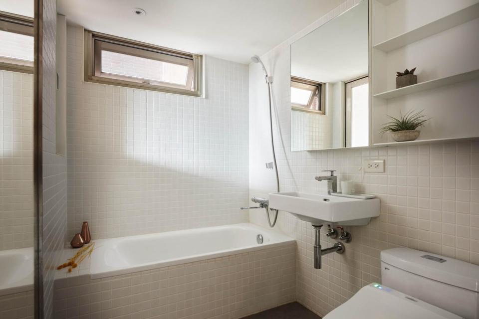 浴室設計簡約大氣，並把淋浴區改成浴缸，讓屋主盡享悠閒時刻