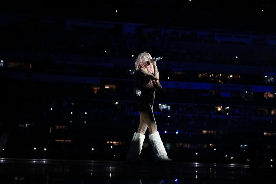 Karol G durante un concierto de su gira "Mañana será bonito" en el Estadio Azteca de la Ciudad de México el jueves 8 de febrero de 2024. (Foto AP/Eduardo Verdugo)