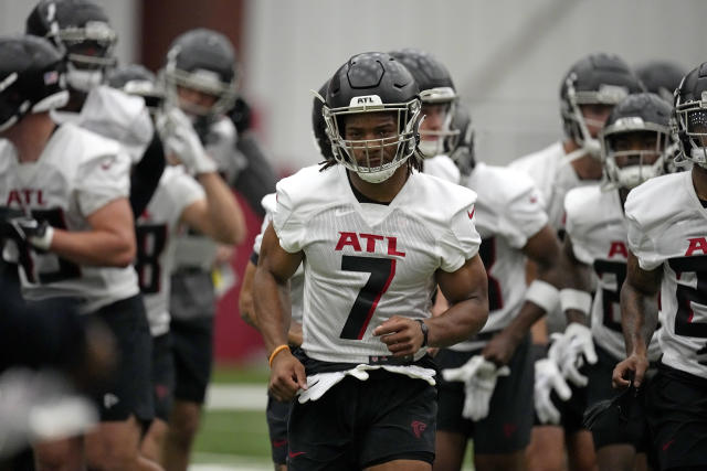 Bijan Robinson wore Falcons jersey as child, photo shows