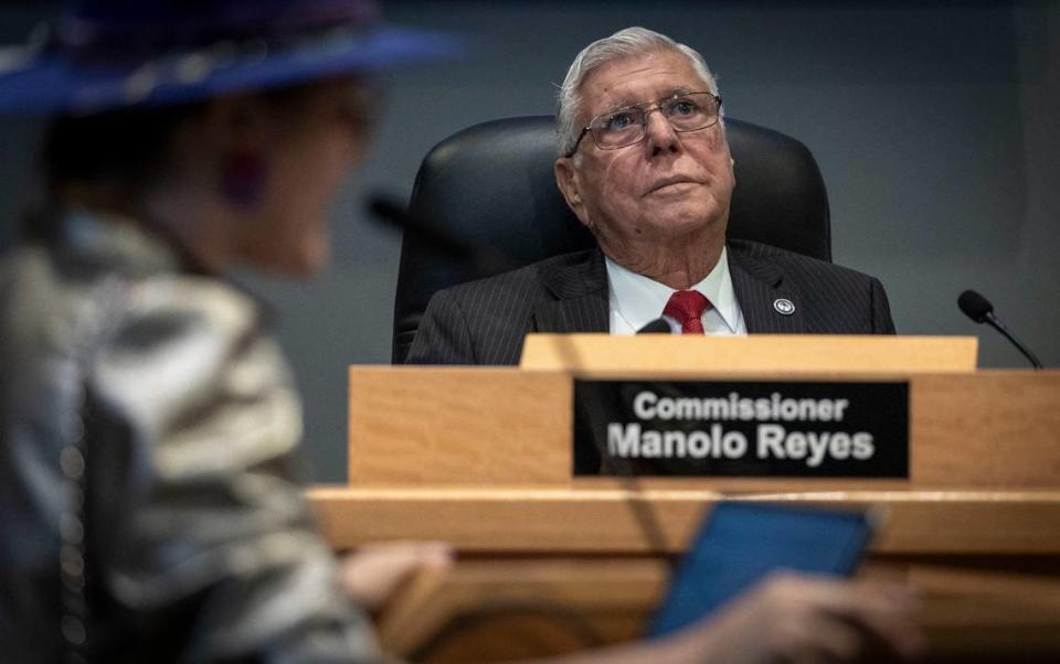 El comisionado de la Ciudad de Miami, Manolo Reyes, escuchando a un orador durante la parte de comentarios públicos de la reunión de la Comisión de la Ciudad el 23 de mayo de 2024.