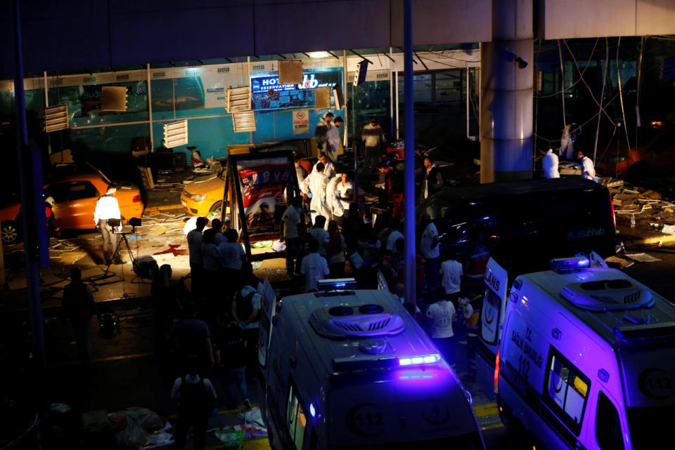 Los equipos de emergencia trabajan en la terminal y atienden a los heridos (EFE).