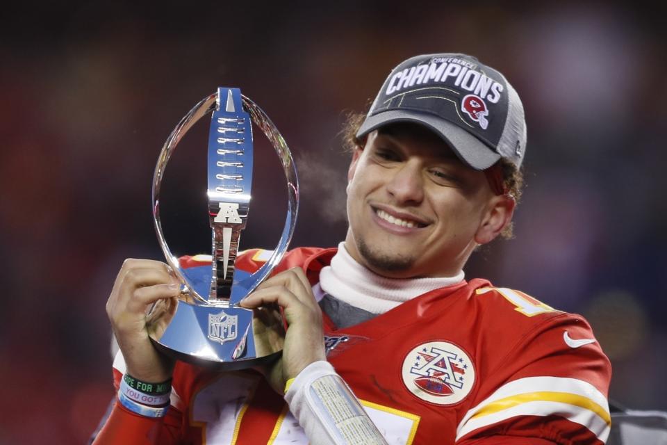 El quarterback de los Chiefs de Kansas City Patrick Mahomes celebra con el trofeo Lamar Hunt el título de la AFC al derrotar a los Titans de Tennessee el domingo 19 de enero del 2020. (AP Photo/Charlie Neibergall)