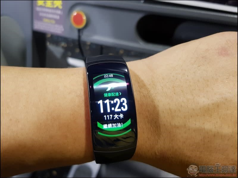 Samsung Gear Fit2 Pro 開箱 、評測 最時尚的 5ATM 運動手環