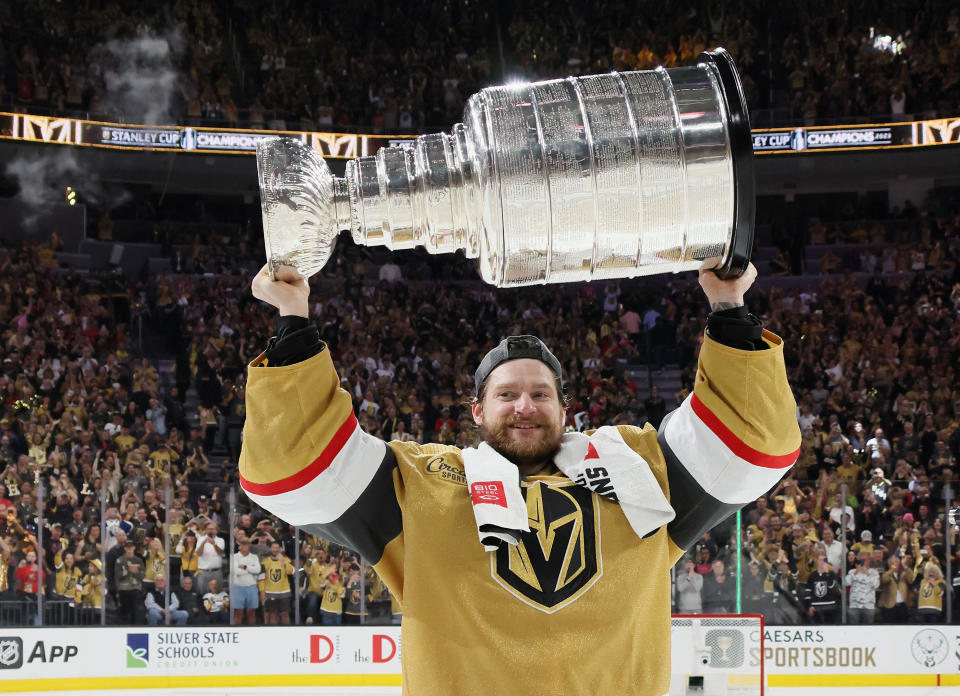 LAS VEGAS, NEVADA – 13. JUNI: Adin Hill #33 der Vegas Golden Knights feiert den Stanley-Cup-Sieg über die Florida Panthers im fünften Spiel des NHL-Stanley-Cup-Finales 2023 in der T-Mobile Arena am 13. Juni 2023 in Las Vegas. Nevada.  (Foto von Bruce Bennett/Getty Images)