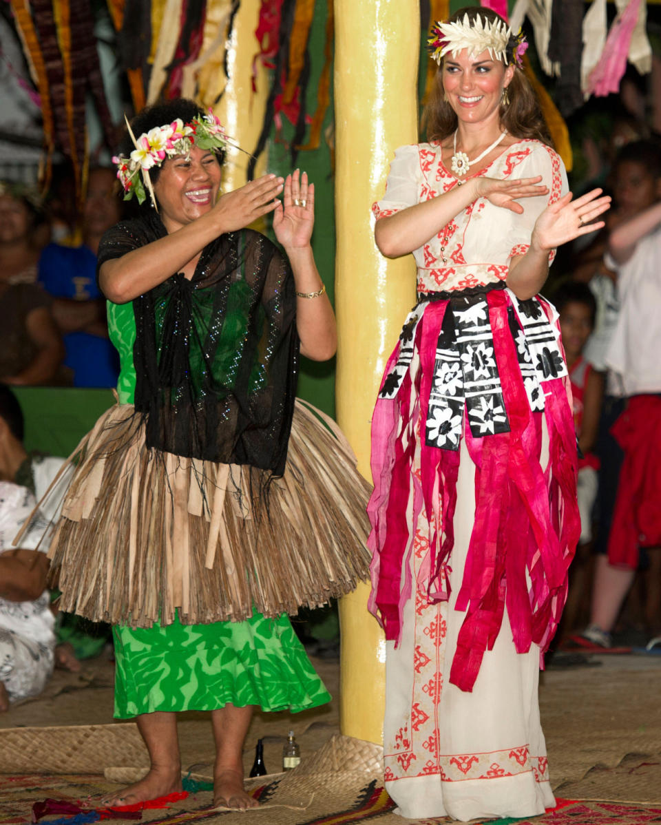 Oh wie schön! Herzogin Kate in einem traditionellen Kleid von Tuvalu, ein Inselstaat im Pazifischen Ozean. Wer den Blumenkopfschmuck und den Fransenrock trägt, muss allerdings auch tanzen und seine Hüften schwingen. 