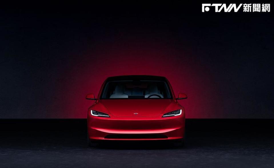 Model 3 煥新版全新車頭設計與矩陣式 LED 頭燈。