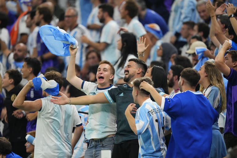 Hinchas argentinos festejan la victoria durante el partido entre Argentina y Croacia por semifinales de la Copa del Mundo