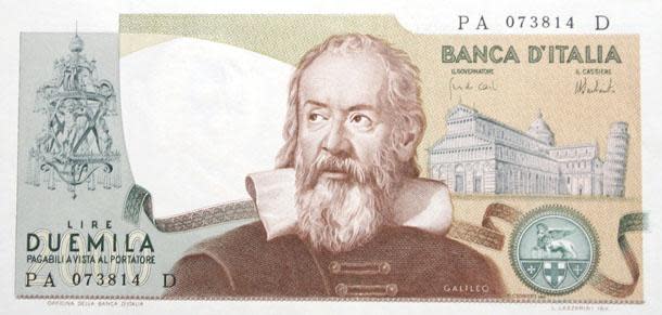 <p>La banconota da 500mila lire fu emessa soltanto una volta, nel 1997, poco tempo prima dell’entrata in vigore dell’euro. Sul retro del biglietto, di colore verde-acquamarina-rosa, era raffigurato Raffaello. </p>