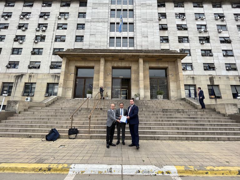 Dolkun Isa, presidente del Congreso Mundial Uigur (WUC), Omer Kanat, director ejecutivo del Proyecto de Derechos Humanos de los Uigures (UHRP) y Michael Polak, director de Justice Abroad