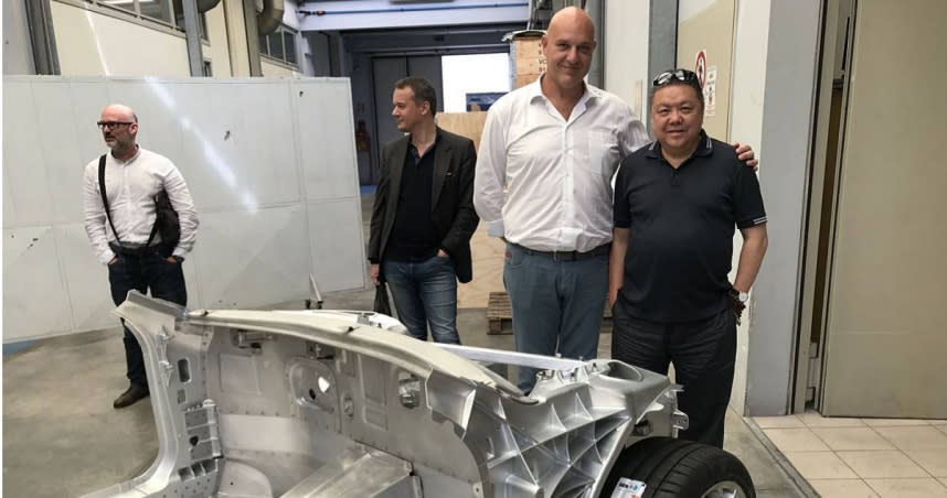 淳紳董事長沈瑋（右）拜訪義大利Cecomp電動車設計公司，與執行長合影。（圖／翻攝官網）