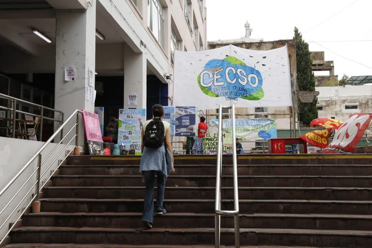 El ingreso a la sede de la Facultad de Ciencias Sociales, en Constitución