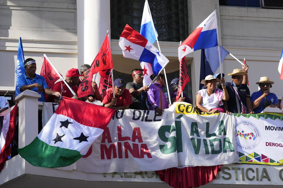 Los manifestantes celebran al enterarse de que la Corte Suprema de Panamá declaró inconstitucional una concesión de 20 años para una mina de cobre canadiense que había provocado semanas de protestas, en la Ciudad de Panamá, el martes 28 de noviembre de 2023. (AP Foto/Arnulfo Franco)