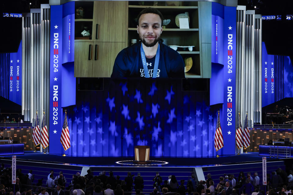 CHICAGO, ILLINOIS – 22 SIERPNIA: Koszykarz Steph Curry dostarcza wiadomość wideo podczas ostatniego dnia Narodowej Konwencji Demokratów w United Center 22 sierpnia 2024 r. w Chicago, Illinois. Delegaci, politycy i zwolennicy Partii Demokratycznej zbierają się w Chicago, gdzie obecna wiceprezydent Kamala Harris została nominowana przez tę partię na prezydenta. Narodowa Konwencja Demokratów odbędzie się w dniach 19–22 sierpnia. (Zdjęcie: Shep Somodevilla/Getty Images)