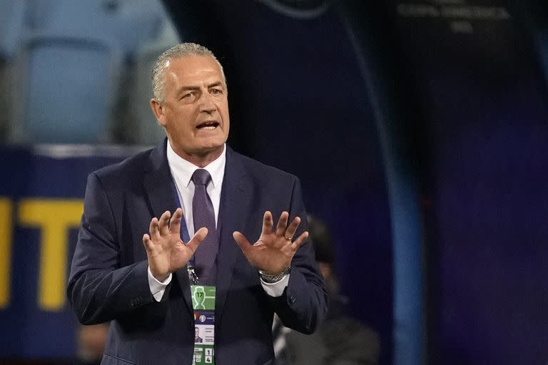 
El entrenador de Ecuador, Gustavo Alfaro, reacciona durante un partido de fútbol de la Copa América contra Brasil en el estadio Olímpico de Goiania, Brasil, el domingo 27 de junio de 2021