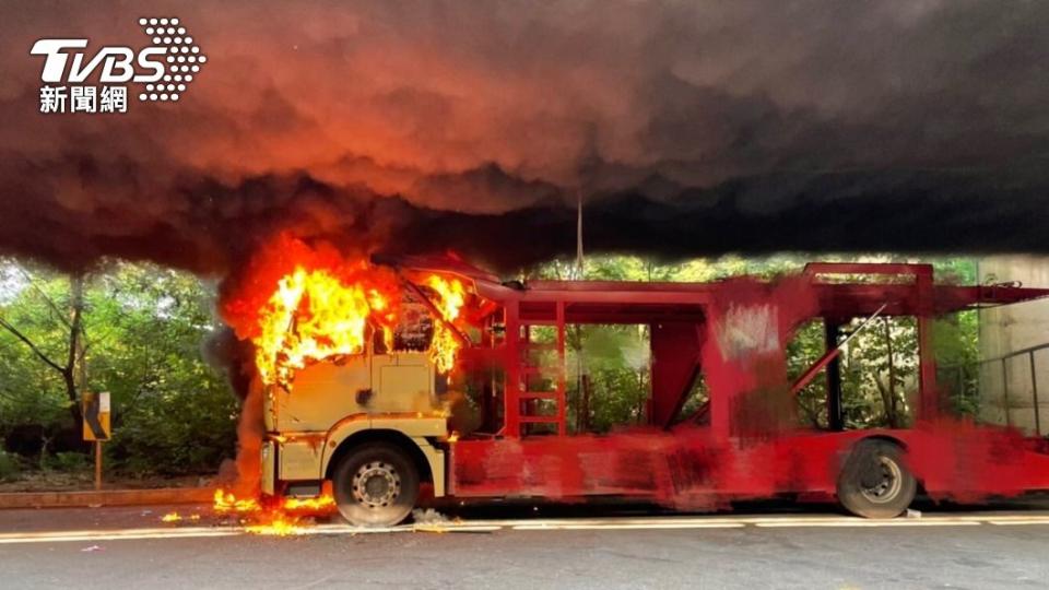 台74快速路橋下一輛托運車大火，濃煙捲起宛如核爆蕈狀雲。（圖／消防提供）