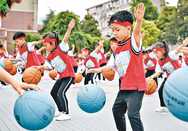 內地人口紅利逐步消退，少子化問題對經濟構成嚴重影響。