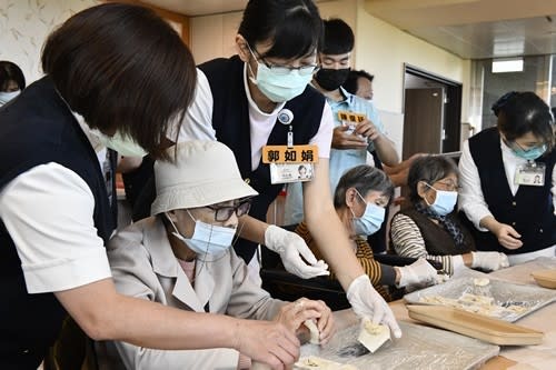 大林慈濟住宿長照機構在大林慈濟醫院，手包餛飩，以募心募愛具體行動，一起守護印度災民。