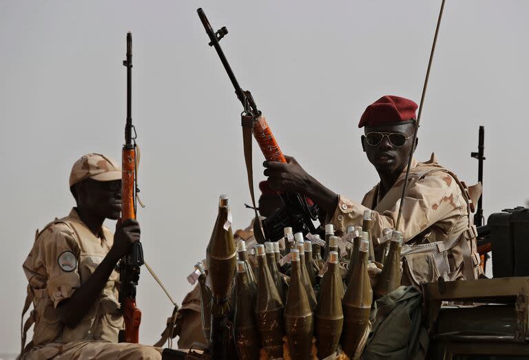 Soldados sudaneses de las Fuerzas de Apoyo Rápido en una marcha tribal con apoyo militar en la provincia de Nilo Oriental, Sudán, el 22 de junio de 2019