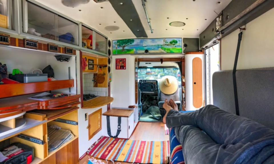 <p>Al final la terminó adquiriendo por 2.800 dólares y rápidamente se puso a remodelarla por dentro. El resultado merece mucho la pena.<br>Foto: Instagram/vanlife_ian_dow_travels </p>