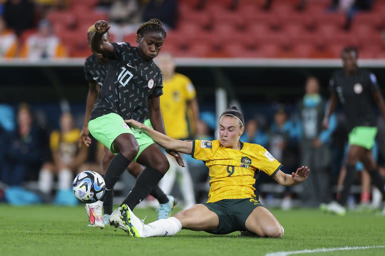 Christy Ucheibe disputa la pelota con Caitlin Foord 