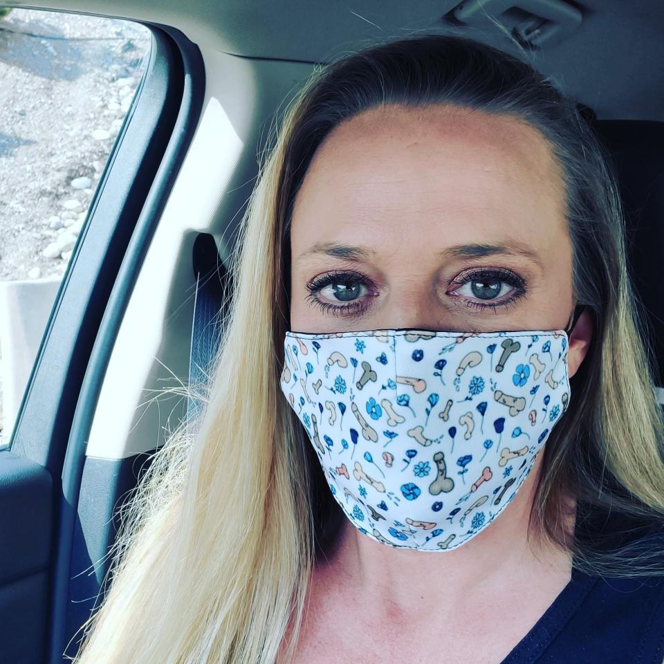 Mindy Vincent hat sich für eine ganz besondere Schutzmaske entschieden (Bild: Twitter/MindyVi90992223)