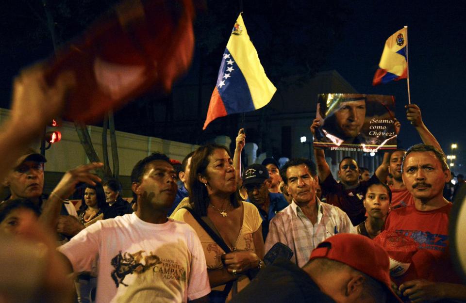 Seguidores del fallecido presidente de Venezuela, Hugo Chávez, se congregan en las calles de Caracas, este martes.