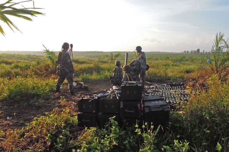 Malaysian soldiers prepare to fire mortars at Filipino gunmen in the village of Tanduo in Sabah, March 5, 2013