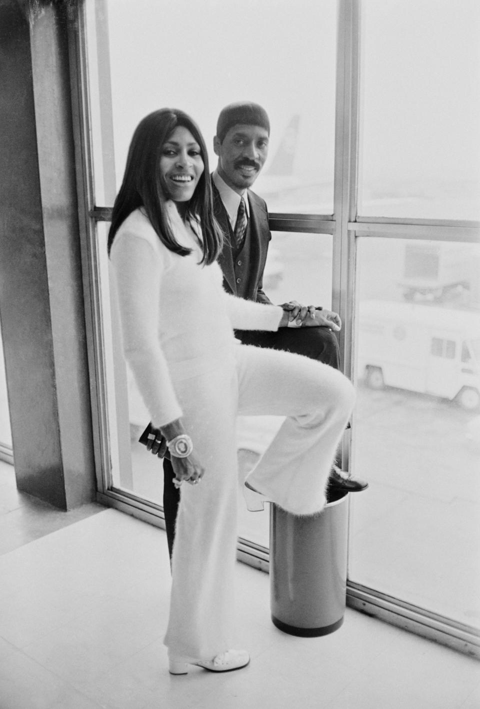 Ike Turner (1931 - 2007) und seine Frau Tina - abgelichtet im März 1969 am Londoner Flughafen auf dem Weg nach Los Angeles. (Bild: 2014 Getty Images/Len Trievnor/Daily Express/Hulton Archive)