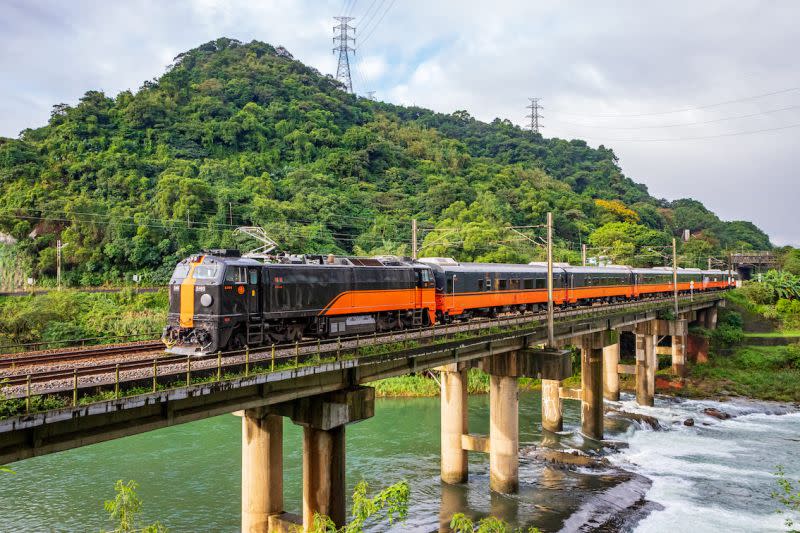 ▲台鐵委託雄獅旅遊營運的觀光列車「鳴日號」和「藍皮解憂號」傳出好消息，截至去年底，整體營收突破新台幣1億元。(圖／雄獅旅遊提供)